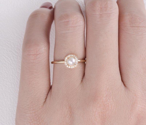 Round Pearl Halo Ring - Finger